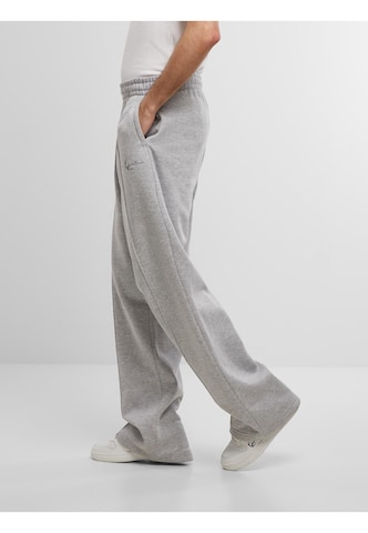 Wide leg Pantaloni di Karl Kani in grigio