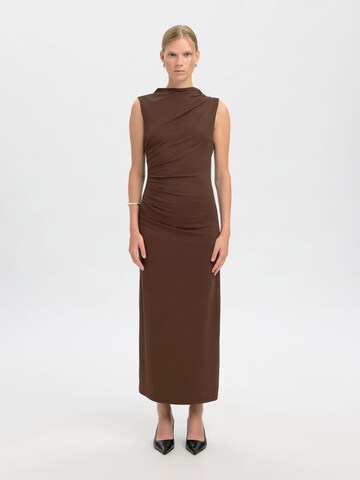 SELECTED - Vestido en marrón: frente