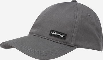 Casquette Calvin Klein en gris : devant