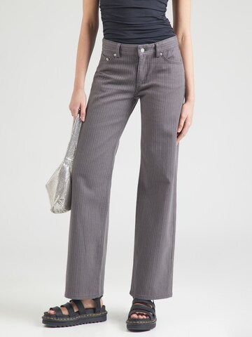 Regular Pantalon WEEKDAY en gris : devant