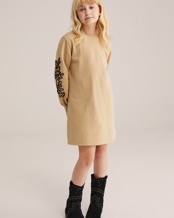 WE Fashion Платье в Бежевый: спереди