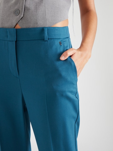 Coupe slim Pantalon à plis COMMA en bleu