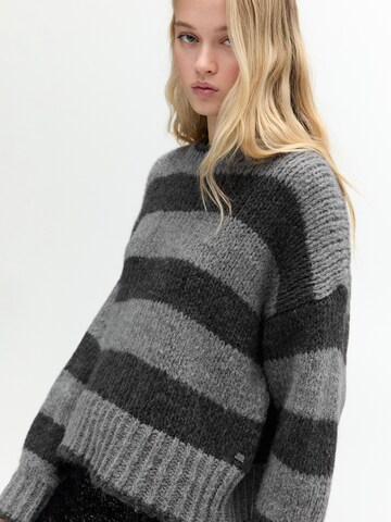 Pull&Bear Sweter w kolorze szary