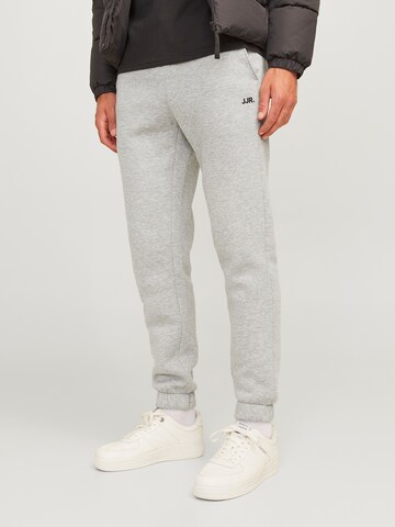Tapered Pantaloni 'JREBGORM' di JJ Rebel in grigio: frontale
