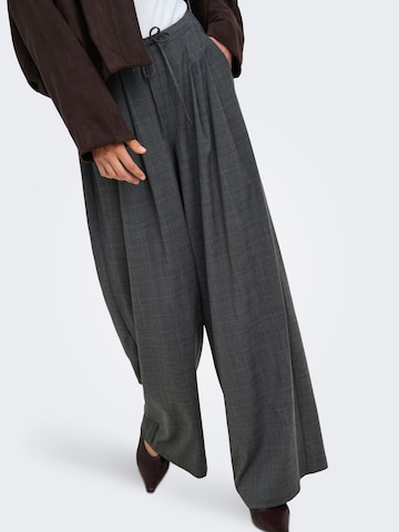 ONLY - Pierna ancha Pantalón plisado 'ONLenia' en gris