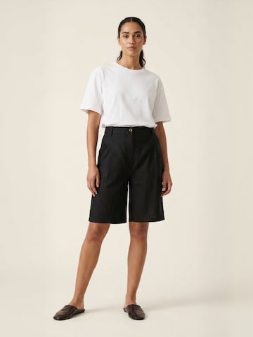 Levete Room Regular Shorts ' LR-RIOT ' in Schwarz: Vorderseite