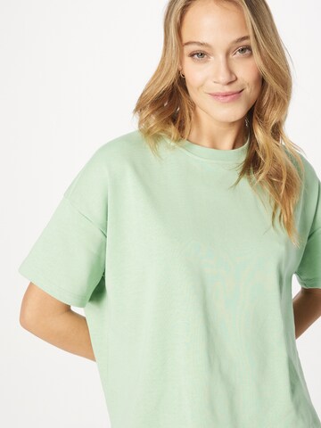 Sweat-shirt 'PCChilli' PIECES en vert