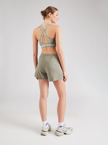 Nike Sportswear Regular Shorts in Grün: Rückseite