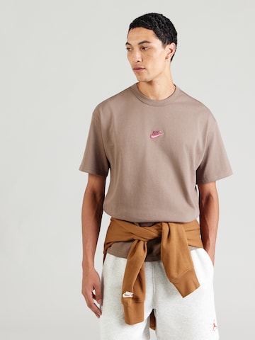 Nike Sportswear T-Shirt 'PREM ESS' in Braun: Vorderseite