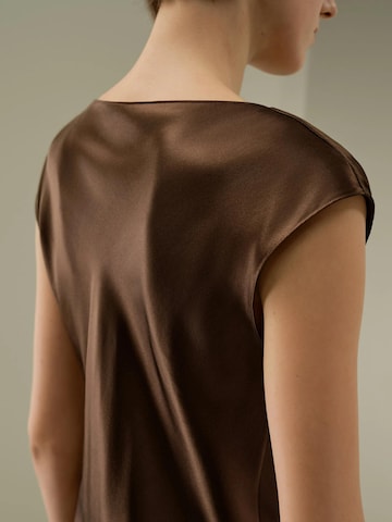 Lilysilk Blouse 'Ärmelloses Top mit Wasserfallkragen' in Bruin