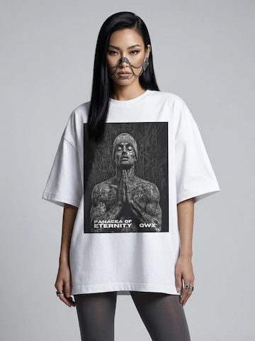 QWX2 Oversized shirt 'PRAYER' in Wit: voorkant