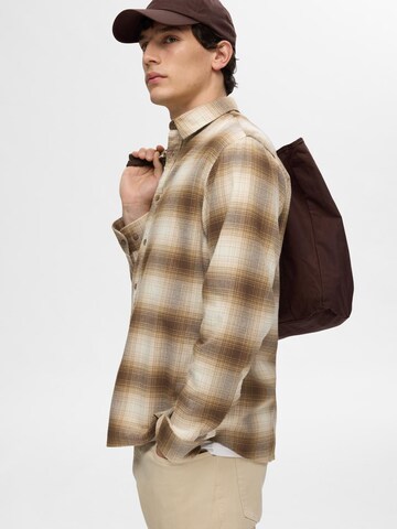 Coupe slim Chemise 'SLHOwen' SELECTED HOMME en beige
