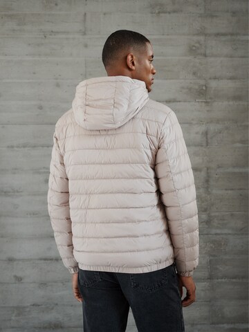 DAN FOX APPAREL Демисезонная куртка 'Essential' в Бежевый