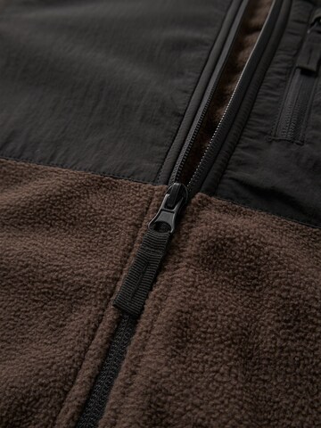 TWO SOON - Chaqueta polar en marrón