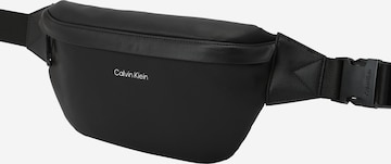 Calvin Klein Vyölaukku 'MUST' värissä musta