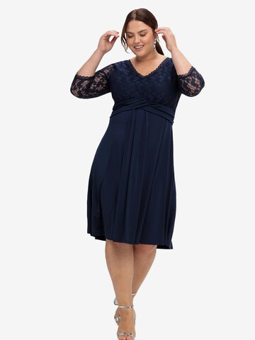 Robe de cocktail SHEEGO en bleu : devant