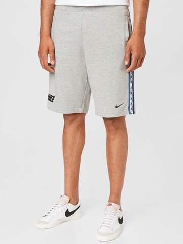 Nike Sportswear Loosefit Kalhoty – šedá: přední strana