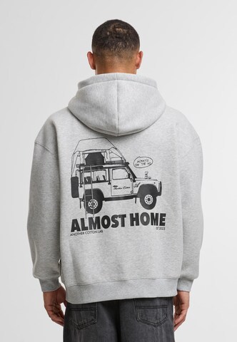 Veste de survêtement 'Almost Home' Another Cotton Lab en gris : devant
