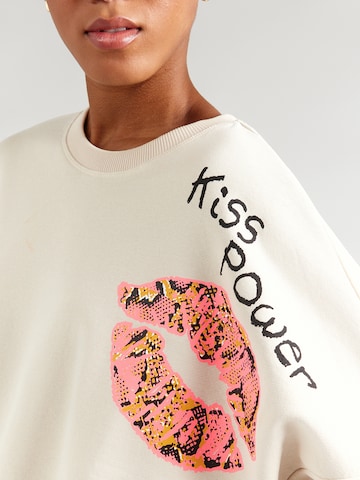 Sweat-shirt 'Kiss Power' miss goodlife en beige