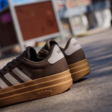 ADIDAS SPORTSWEAR Σνίκερ χαμηλό 'VL Court Bold' σε καφέ