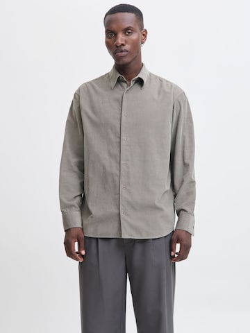 JACK & JONES - Ajuste confortable Camisa en gris: frente