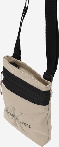 Sac à bandoulière Calvin Klein Jeans en beige : devant