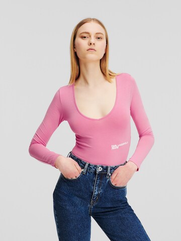 Tricou body de la KARL LAGERFELD JEANS pe roz: față