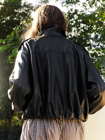 Bershka Välikausitakki värissä musta