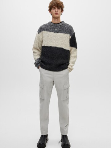 Pull&Bear Regular Cargo trousers in Grey: front