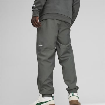 Effilé Pantalon de sport PUMA en gris