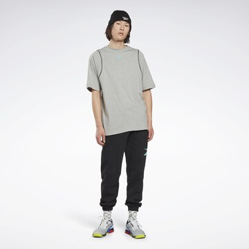 T-Shirt fonctionnel Reebok en gris : devant