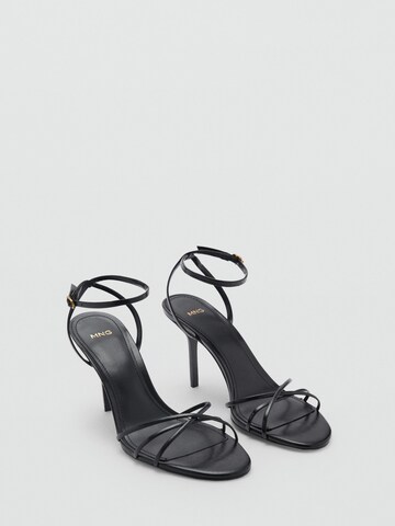 Sandales à lanières 'Zazo' MANGO en noir