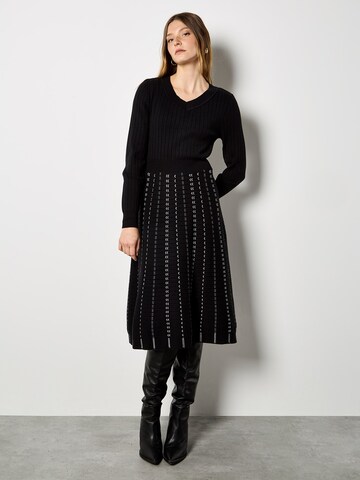 Apricot Kleid in Schwarz