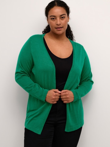 KAFFE CURVE Плетена жилетка 'Farsia' в зелено: отпред