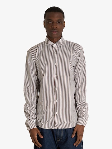 Coupe regular Chemise SSEINSE en marron : devant