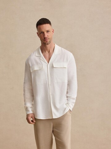 DAN FOX APPAREL جينز مضبوط قميص 'Ruben' بلون أبيض: الأمام