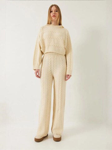 Completo pantalone di Bianco Lucci in beige: frontale