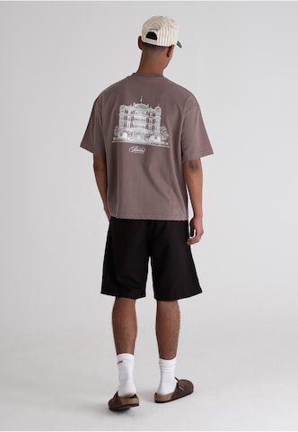 T-Shirt 'Grand Resort' Prohibited en gris