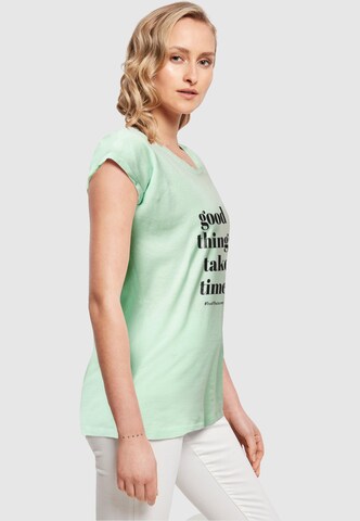 Merchcode Shirt 'Good Things Take Time' in Groen