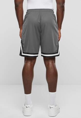 Karl Kani Loosefit Shorts 'Essential' in Grau