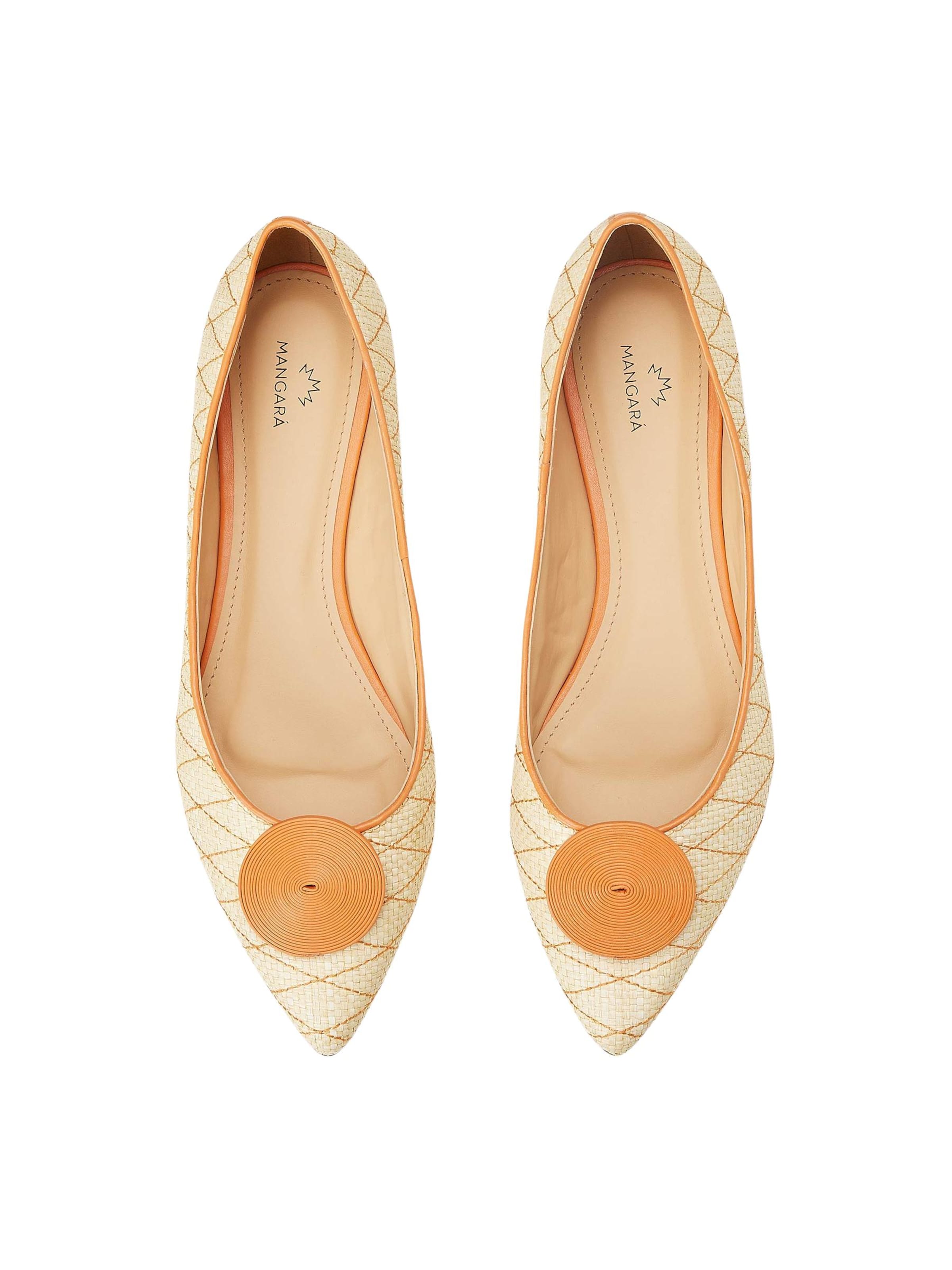 Ballerina 'Ballerines Mangara Coroba en raffia naturel' di Mangara Atelier in beige