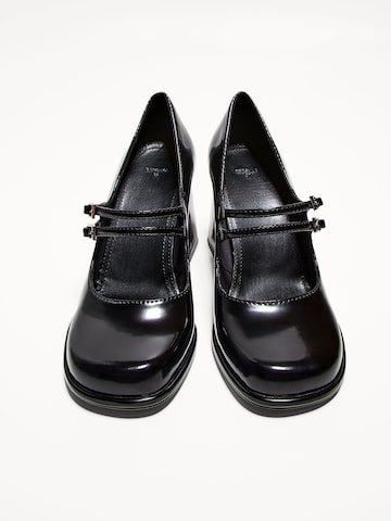 Pumps de la Bershka pe negru