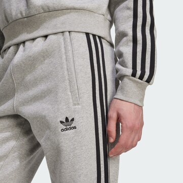 Tapered Pantaloni 'Adicolor' di ADIDAS ORIGINALS in grigio