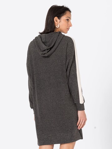 ONLY - Vestido de punto 'Ulda' en gris