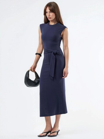 Busem Midi Kleid in Blau