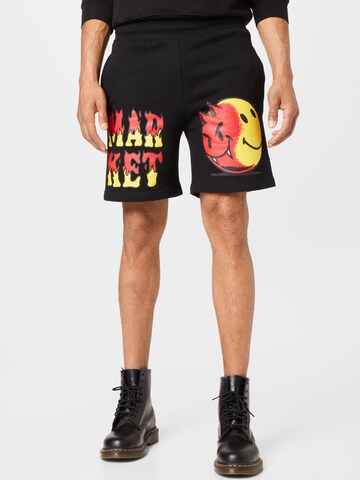 MARKET Szabványos Nadrág 'SMILEY GOOD AND EVIL SWEATSHORTS' - fekete: elől