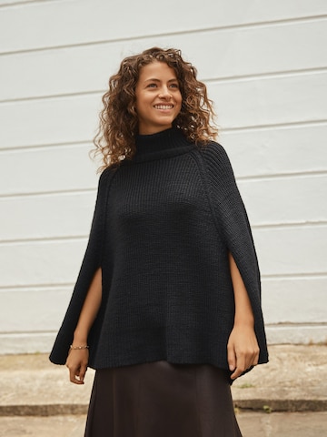 Next Cape in Schwarz: Vorderseite