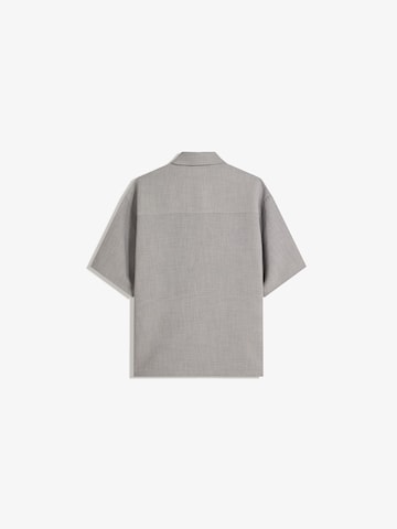 Comfort fit Camicia di Bershka in grigio