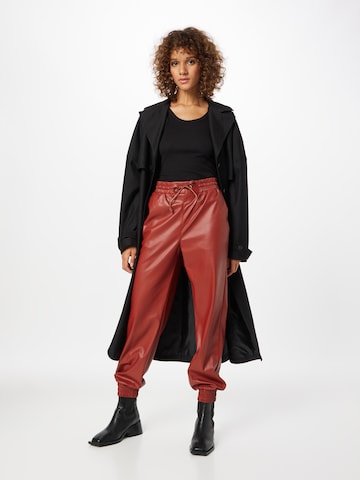 Effilé Pantalon 'Sofia' ONLY en rouge