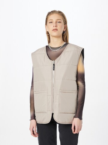 Gilet 'Kinsley' Esmé Studios en gris : devant